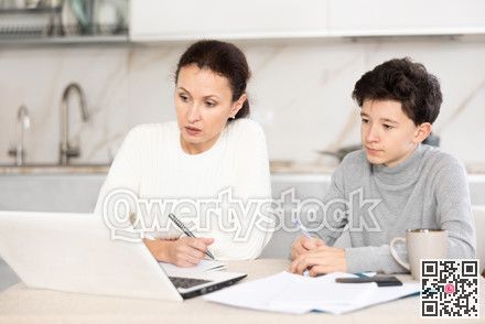 Boy and mother studiyng together
