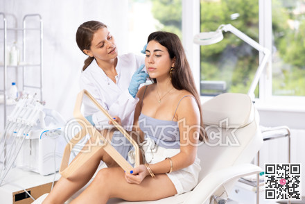 Beauty consultation for brunette girl