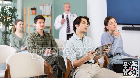 Students in medical courses listen to a lecture