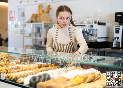 Bakery saleswoman offers to buy tawty baked goods