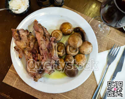 Jowl pork knuckle meat baked with mushroom caps.