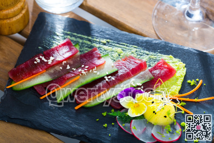 Raw tuna sashimi with cucumber and avocado sauce