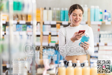 woman scans a plastic bottle with rinse aid on her mobile