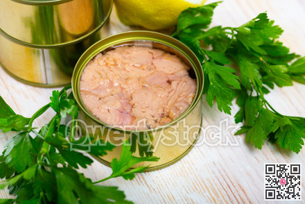 Tunny in oil with parsley and lemon