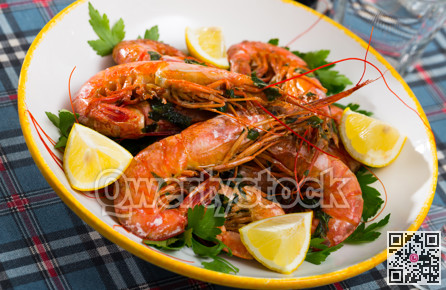 Appetizing fried shrimps with lemon and parsley