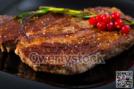 Roasted beef steak with rosemary and redcurrant