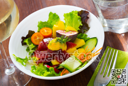 Salad with tuna, mango and greens