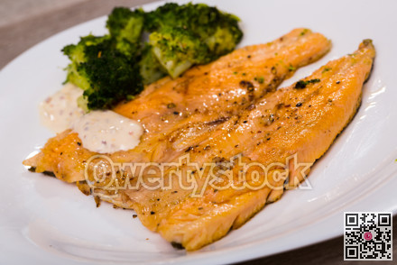 Grilled trout fillet with broccoli