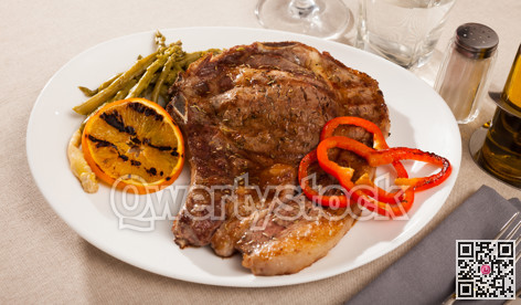 Roasted beef with grilled asparagus