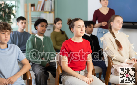 Teenage children sit in the classroom and look at the presentation