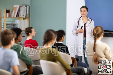 During talk in at class, teen pupil listen to doctor lecturer