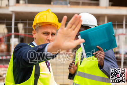 Foreman prohibits photographing on the construction site, closing camera lens