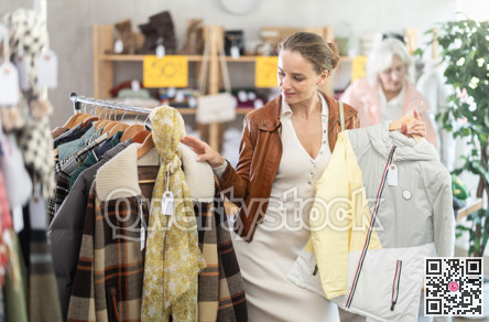 adult woman will choose an autumn crop against the background of a buyer