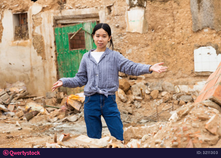 Chinese girl near building photo 3211303