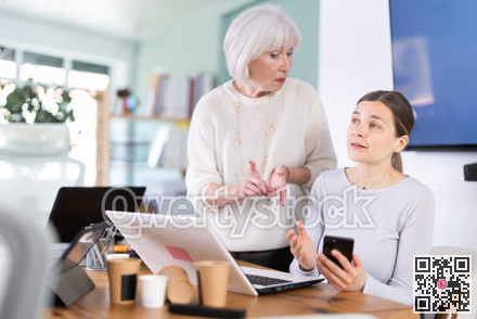 Senior woman boss found female subordinate idling and scrolling phone, mentor shouts at subordinate.