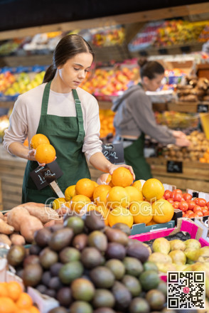 Saleswoman lays out grapefruits on the counter