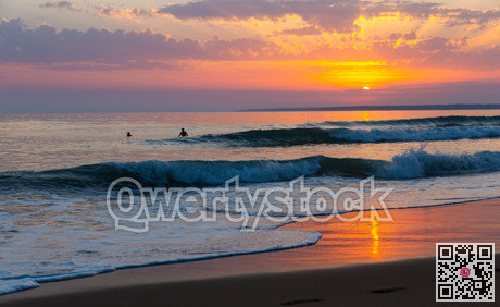 Ocean landscape with cloudy sky at sunset