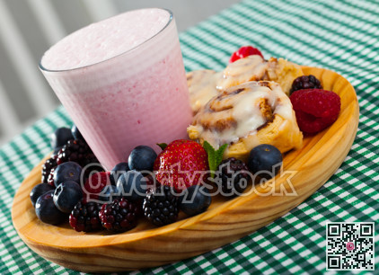 Cinnamon swirls with milk smoothie and berries