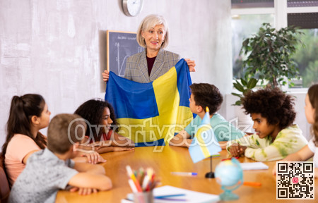High school teacher tells pupils about Sweden