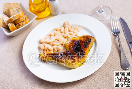 Baked or fried chicken thigh with stewed kidney bean