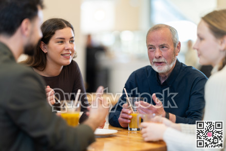 family met in a coffee shop and discuss everyday issues