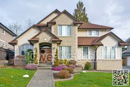 Nicely landscaped front yard of luxury residential house